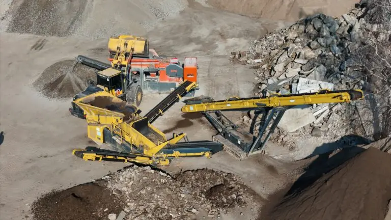 Baumaschinen auf dem Recyclinghof Prora